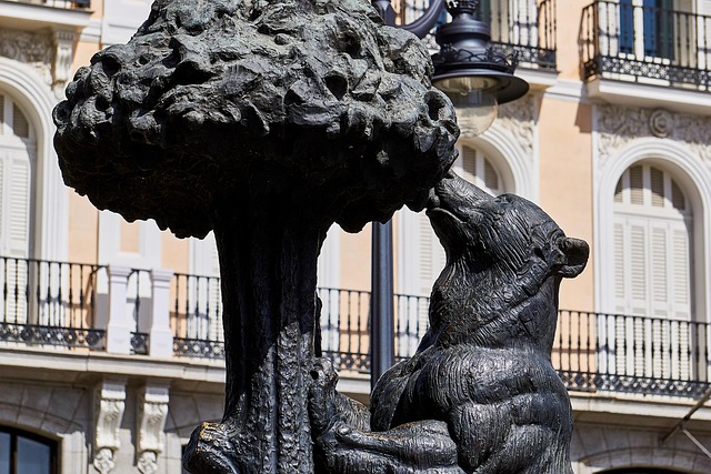 Monumento del símbolo de Madrid, ‘el oso y el madroño’ en la Puerta del Sol.